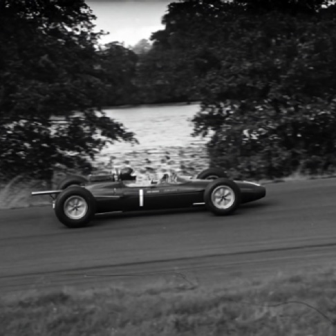 Jim sur la Lotus 32 F2 de l'écurie Ron Harris àOulton Park 1964. Jim sur la Lotus 32 F2 de l'écurie Ron Harris àOulton Park 1964.